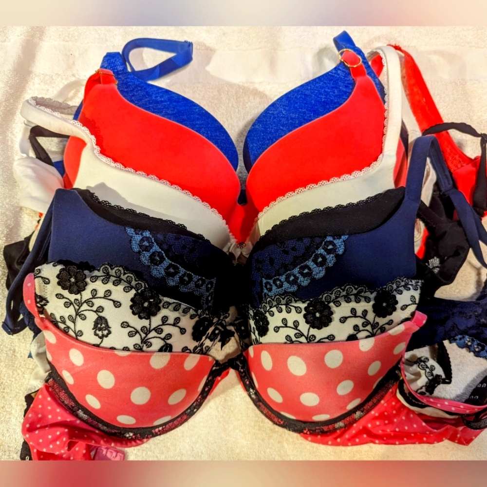 FLASH SALE! 7 VICTORIA'S SECRET BRAS $7